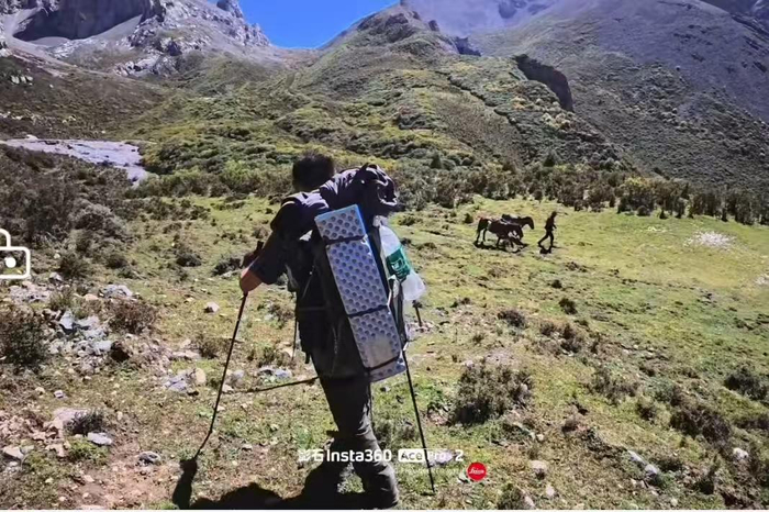 ▲肖先生等人出山遇到牧民（图据受访者）