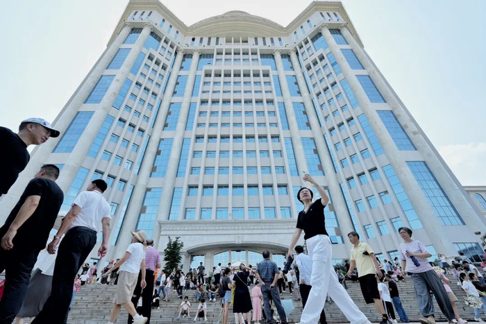 10月1日，顺德市民在政府大楼前打卡留影。廖明璨/摄