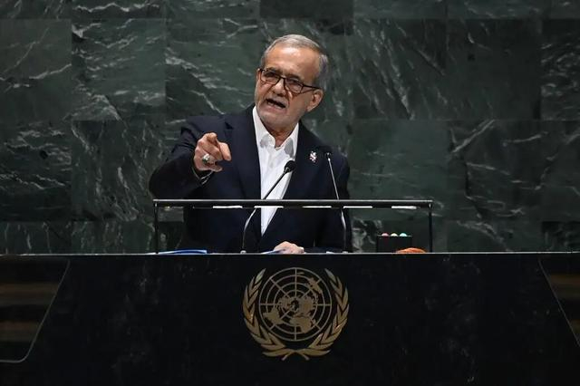 9月24日，在位于纽约的联合国总部，伊朗总统佩泽希齐扬在第80届联合国大会一般性辩论上发言。新华社记者李睿 摄