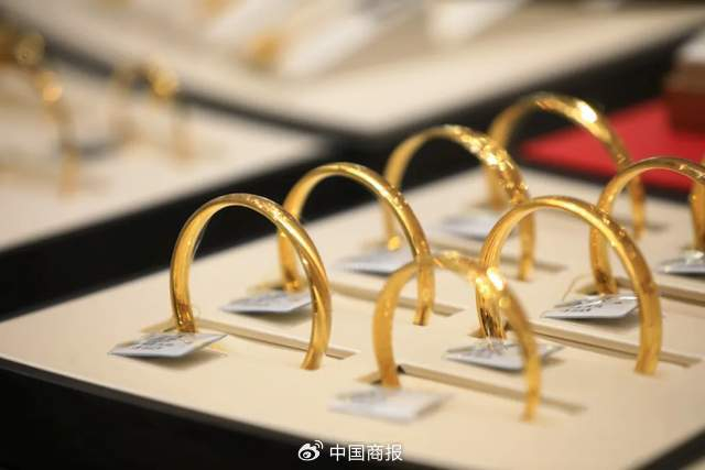 △某金店在售的黄金饰品。（图片由CNSPHOTO提供）