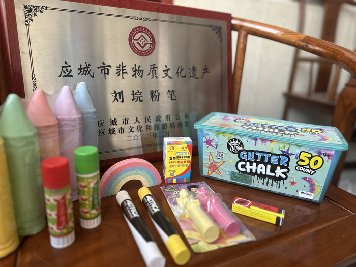 刘小峰团队研发的各类功能性粉笔（记者韩雪莹  摄）