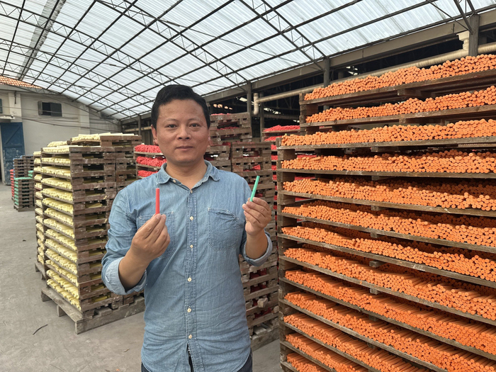 刘小峰通过电商平台销售粉笔产品（记者韩雪莹  摄）