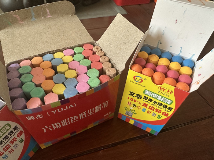 从传统书写粉笔到新配方无尘水溶性粉笔（记者韩雪莹  摄）