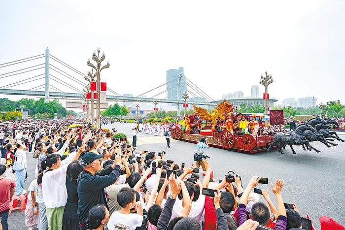 10月1日，武汉光谷高新大道，“河山添锦绣”文旅IP城市巡游。（湖北日报全媒记者 魏铼 摄）