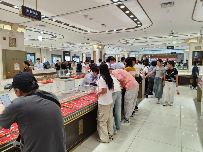 菜百总店黄金销售柜台，时代周报记者/摄