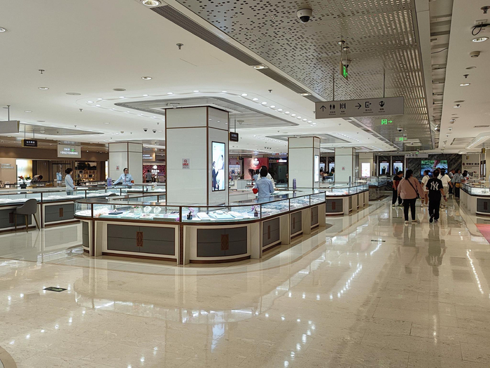 菜百总店白银以及钻翠柜台，时代周报记者/摄