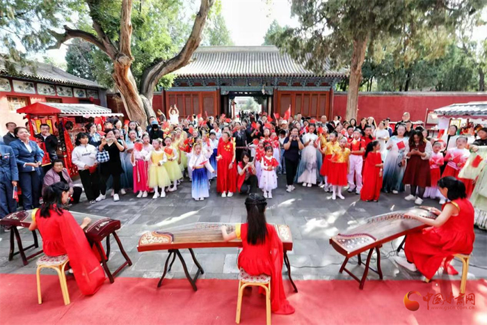 武威文庙景区内游客们手持国旗聆听古乐