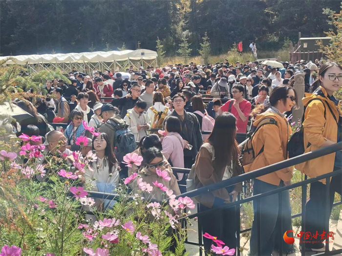 天祝冰沟河景区接待大厅前