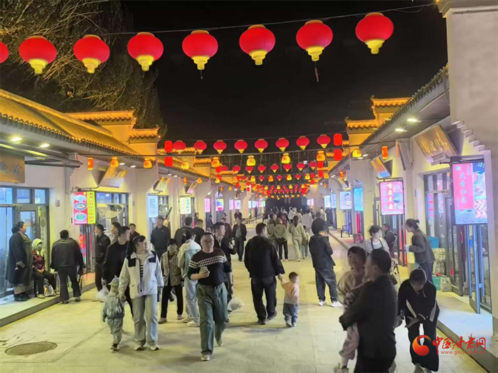 游客们夜游民勤美食街“逛吃”