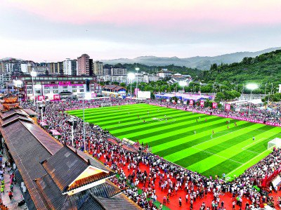 人们在贵州省榕江县“村超”球场观看球赛。新华社发