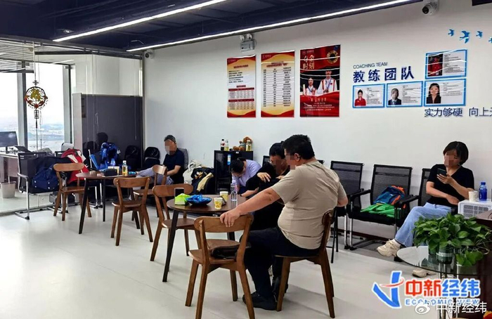 在俱乐部等候区的家长 中新经纬 周奕航摄