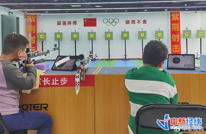 孙智轩（右）在进行射击训练 中新经纬 周奕航摄