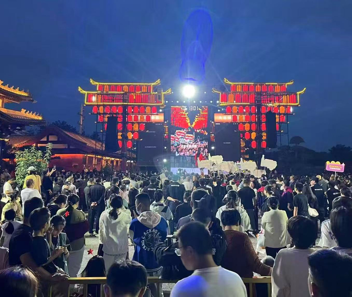 某千万粉丝网红在大名宋街直播演出。（来源/大名县文化广电和旅游局）