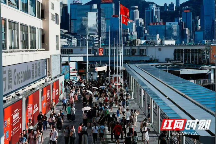 香港海港城游人如织。