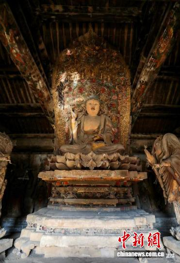  高平铁佛寺的震撼藏在72平方米的“小而精”里，释迦牟尼端坐中央。　刘庆康 摄