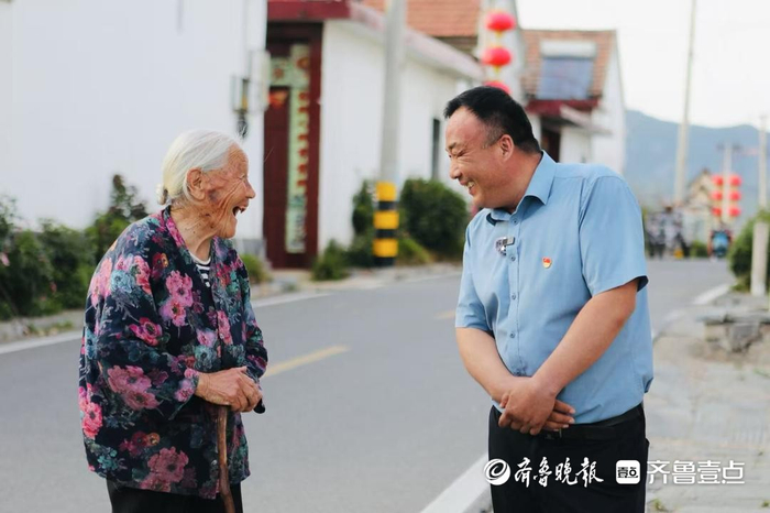在村里溜达时，90岁老人刘长可看到刘元华，远远地扶着墙一步步挪过来看他。
