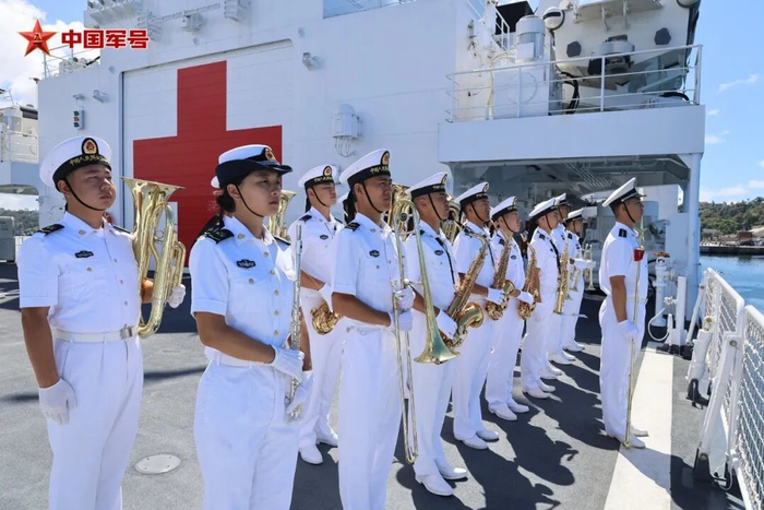   中国海军“丝路方舟”号医院船仪仗队官兵整齐列队。崔晓洋摄
