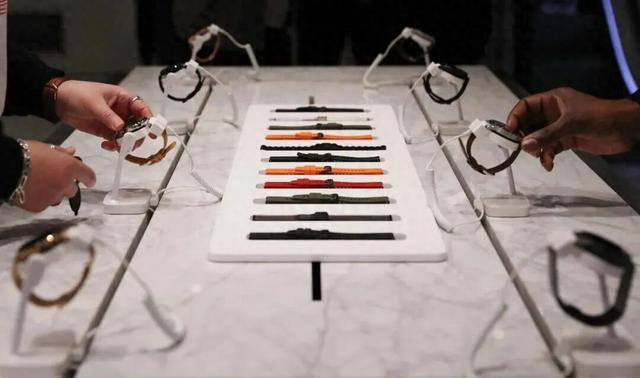 在法国巴黎华为旗舰店，来宾试用智能手表。（新华社资料图片）