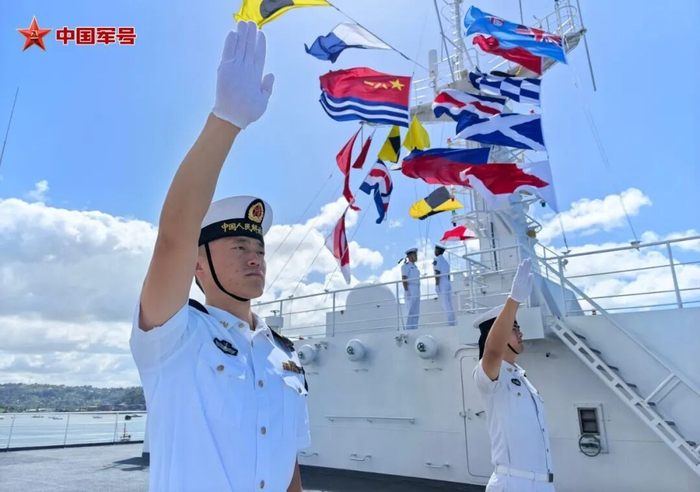   中国海军“丝路方舟”号医院船任务官兵向欢迎人群挥手。崔晓洋摄