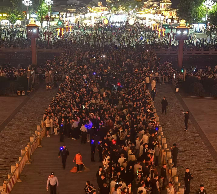 国庆中秋假期，大名古城迎来客流高峰。（来源/大名县文化广电和旅游局）