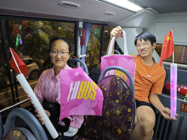 乘客乘坐双层观光巴士HiBus游览滴水湖。（临港投控集团供图）