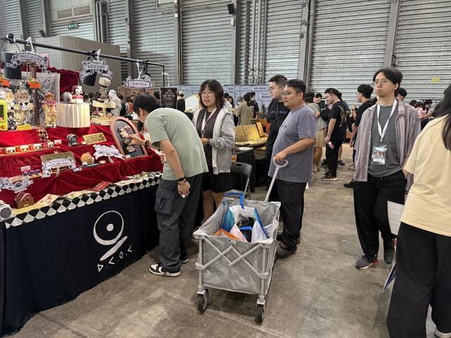 粉丝在精心挑选心仪的商品，简工博摄