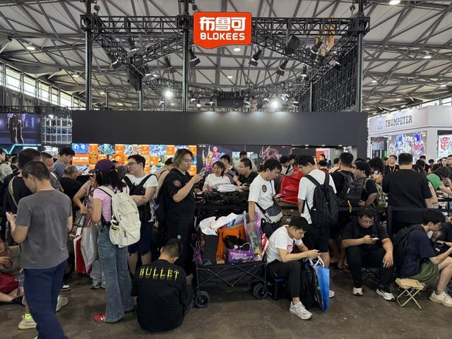 粉丝大多拎着大包小包，收获满满，简工博摄