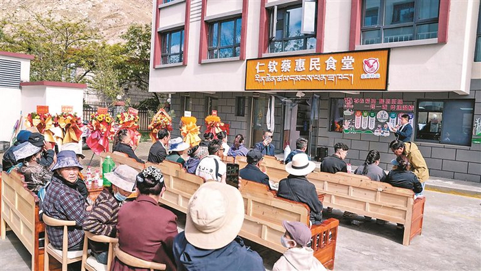 图为娘热街道仁钦蔡惠民食堂举办开业仪式。记者 卢文静 通讯员 张银鹏 摄