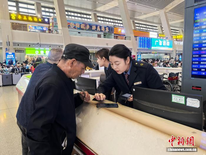 　　图为旅客在西宁火车站服务台咨询乘车相关事宜。　　　张炜 摄