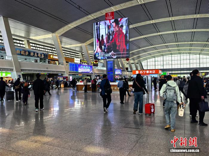 　　图为旅客在西宁火车站候车大厅内候车。　　　张炜 摄