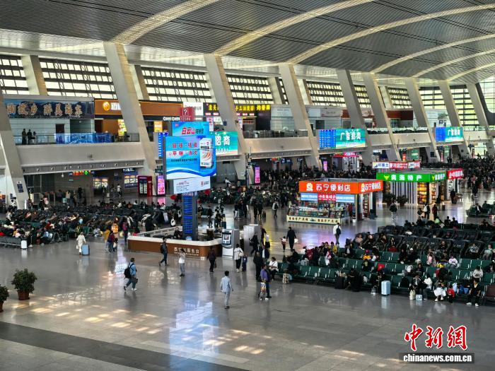 　　图为旅客在西宁火车站候车大厅内候车。　　　张炜 摄