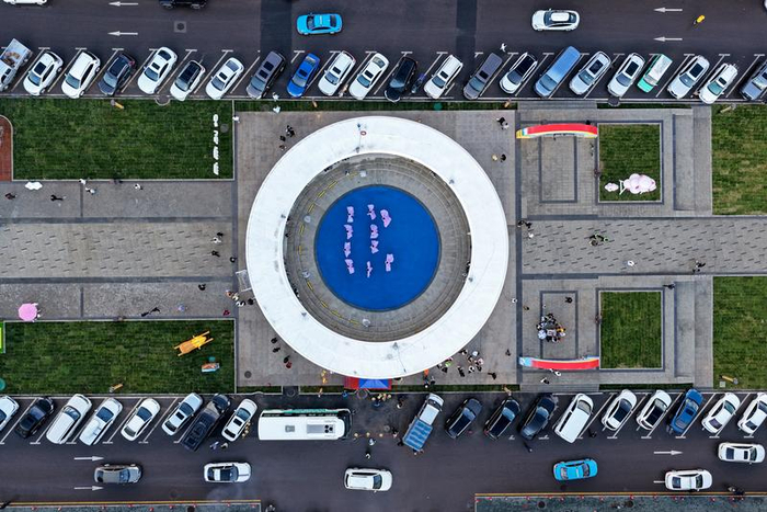 2025年7月11日，在新疆昭苏县天马旅游街区，当地文艺工作者为游客表演歌舞节目（无人机照片）。新华社发（杨天民摄）