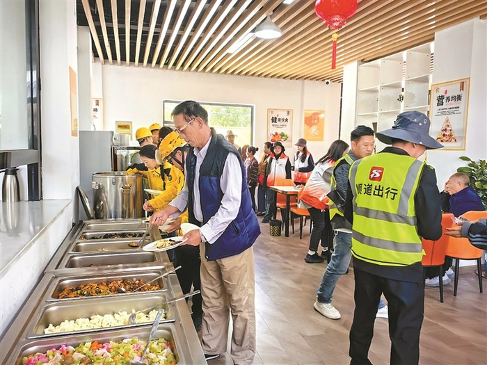 图为夺底街道桑伊社区新就业群体在食堂就餐。记者 卢文静 通讯员 张银鹏 摄