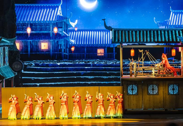 2025年7月10日，利川市腾龙洞景区演员在洞穴内为游客表演实景剧。新华社发（郑家裕摄）