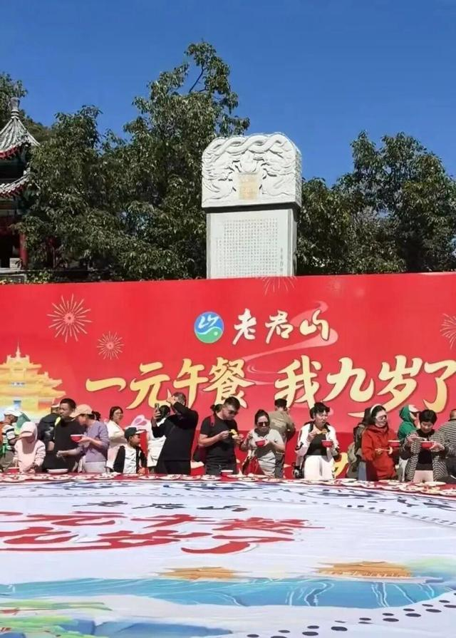 游客就餐现场图/图源：大河网
