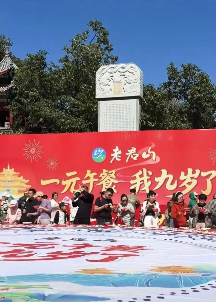 游客就餐现场图/图源：大河网
