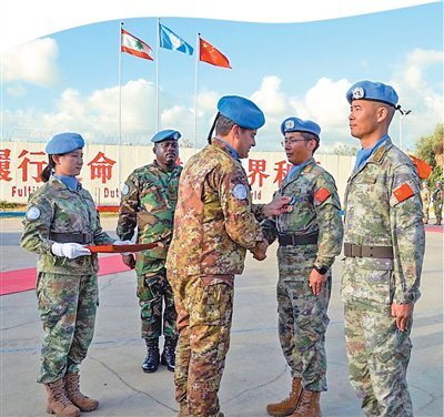 联黎部队军官为中国第二十三批赴黎巴嫩维和部队官兵授勋。张博禹摄