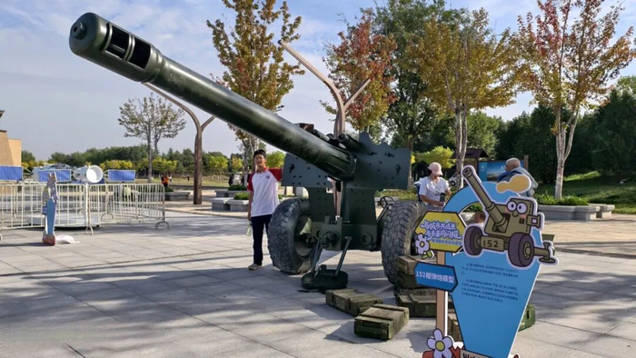 市民在襄湖观看军事航空展。韩文洲摄