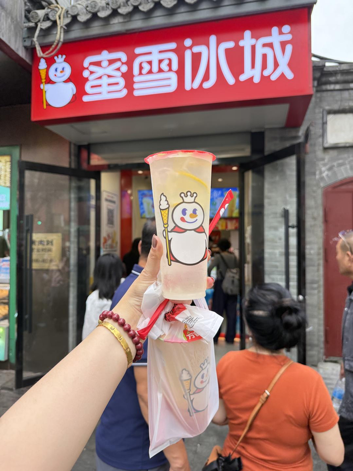 　▲2025年10月1日，北京市民购买蜜雪冰城 图据视觉中国
