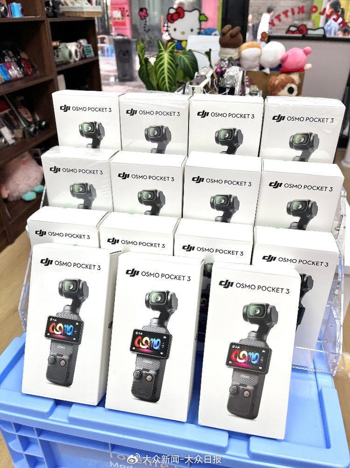本杰明相机商店内摆放了多台大疆Osmo Pocket 3 受访者供图
