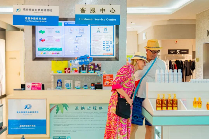 外国游客在三亚大东海旅游区购物。图源于三亚大东海旅游区