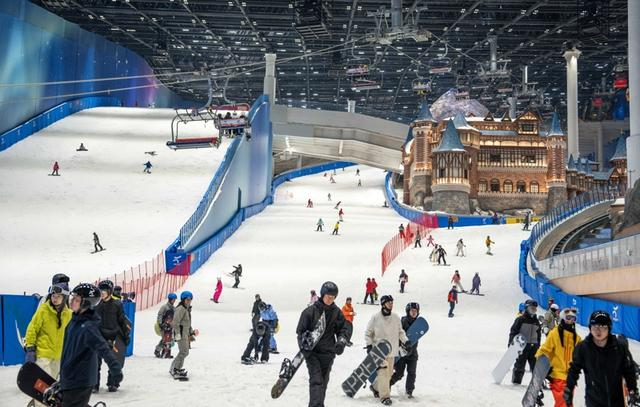 上海耀雪冰雪世界开业一年以来，已累计接待游客超100万人次。孟雨涵 摄