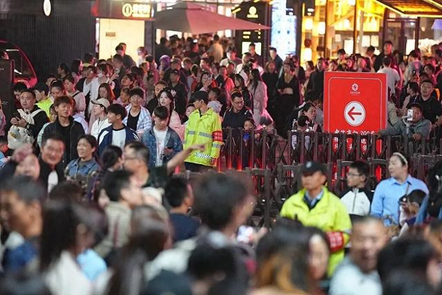2025年10月2日，西安，游客在大唐不夜城景区游玩。视觉中国 图