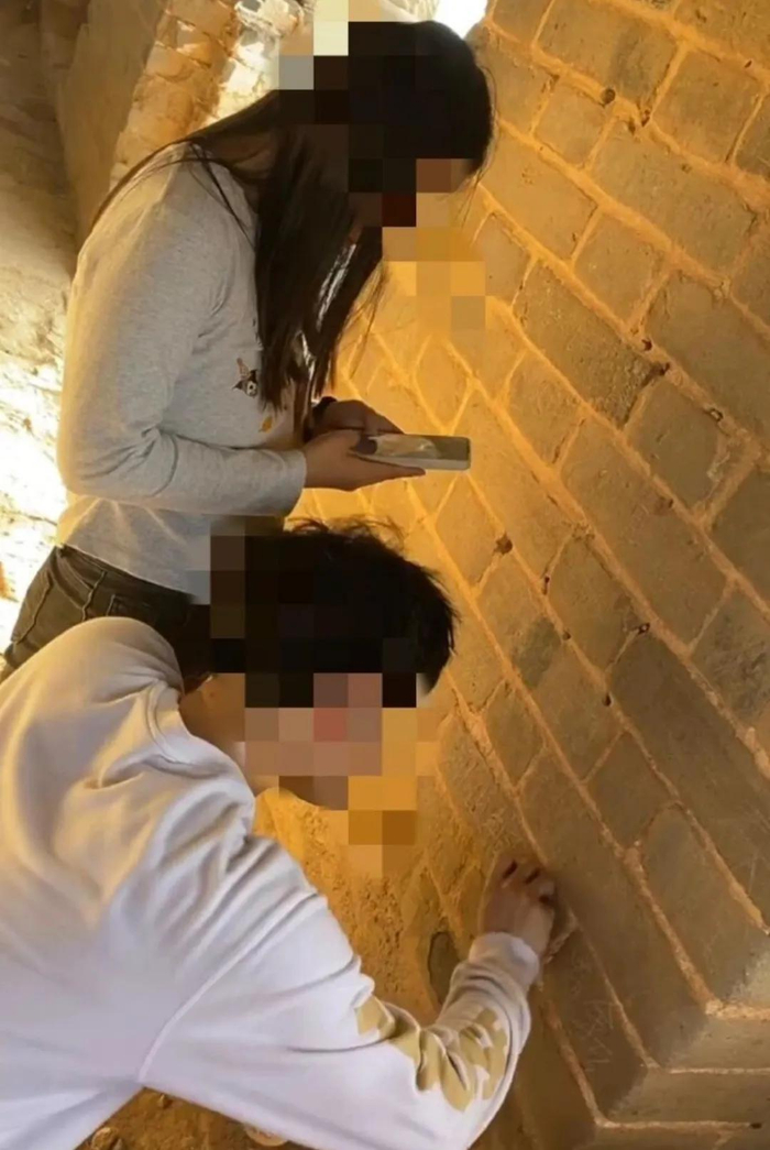 一对情侣在司马台长城刻划，北京警方介入调查