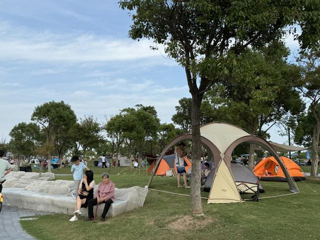 滴水湖环湖的客流旺盛。沈思怡 摄