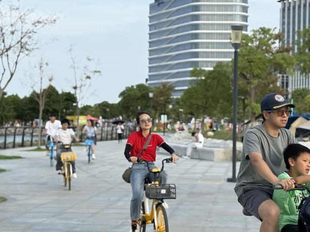 滴水湖环湖的客流旺盛。沈思怡 摄