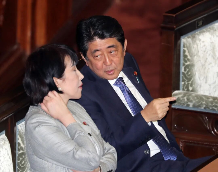 高市早苗与安倍晋三 图片来源：视觉中国（资料图）
