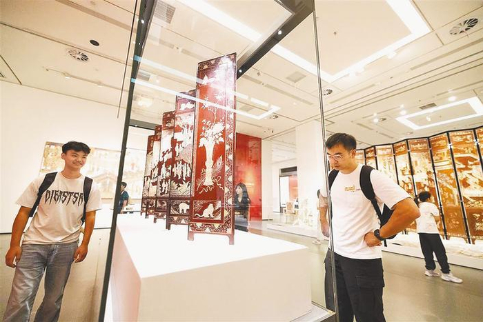 “光彩于文——中国漆器艺术”特展让游客流连忘返。    （湖北日报全媒记者 何宇欣 摄）