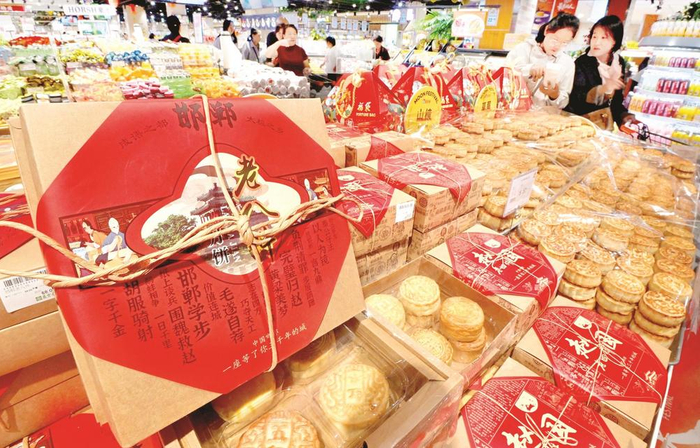    中秋节即将到来，市民在超市选购简装月饼。                                  本报记者 郝群英 摄        