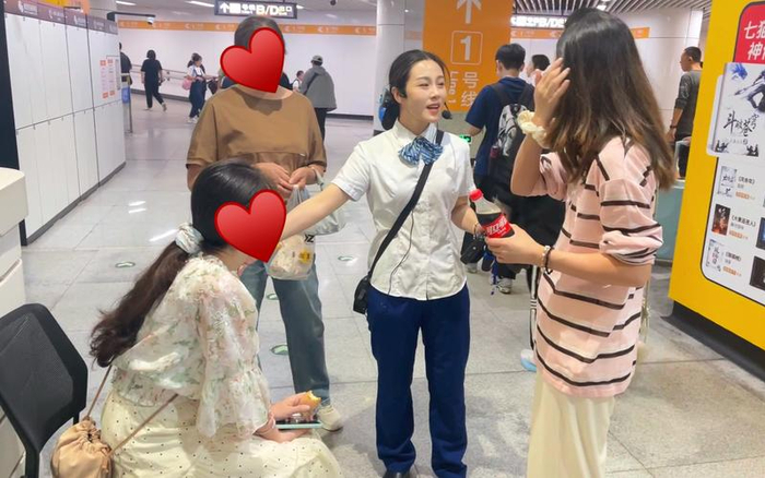 ▲青岛地铁工作人员为低血糖乘客提供座椅并暖心送上热水，获得乘客高度认可。图/牛一迪